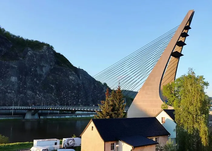 Modern Apt With River View Near City Center&Train