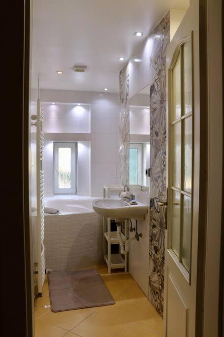 Modern With River View Near Center&train Apartment *